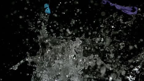 dos grandes globos de agua explotando
