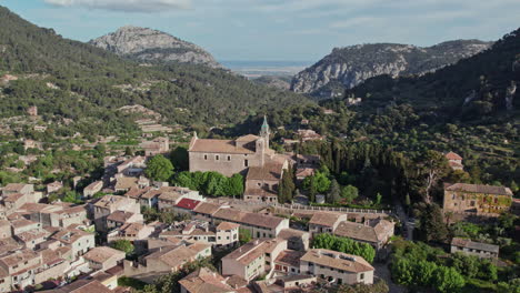 Vista-Aérea-De-La-Cartuja-De-Valldemossa-En-Un-Día-Soleado-En-Mallorca,-España