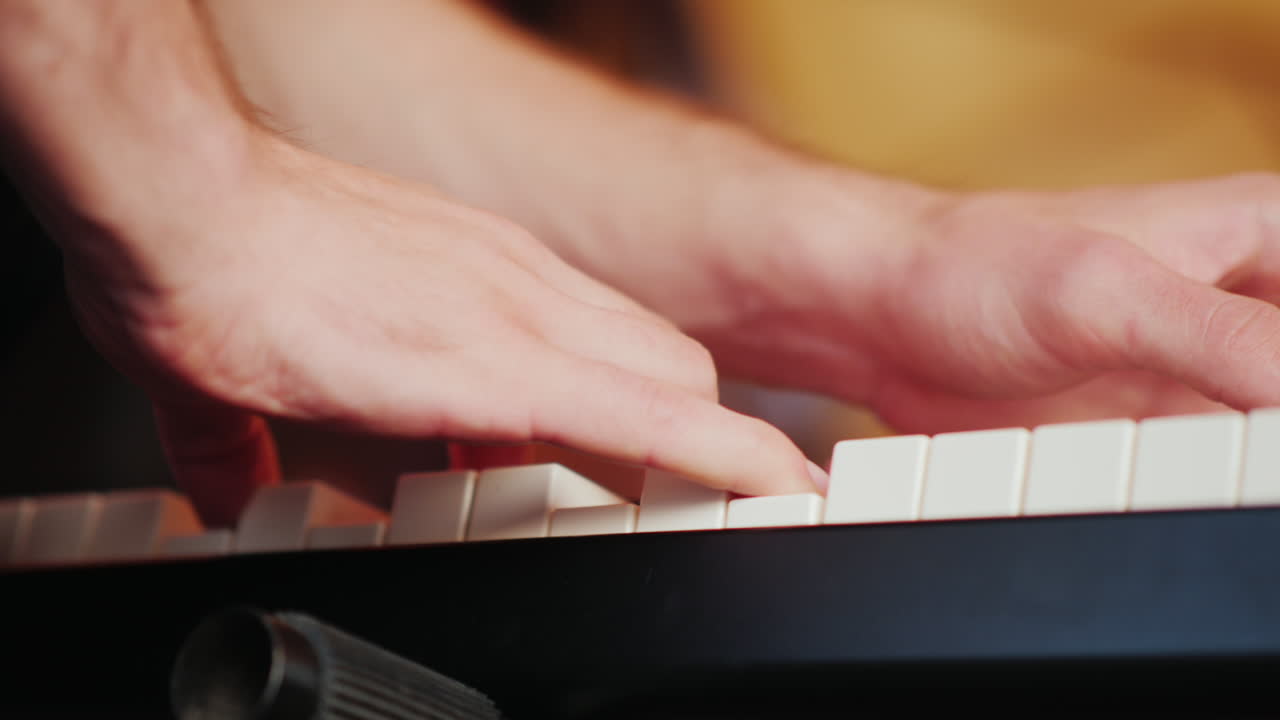 un músico profesional toca el sintetizador sus dedos presionan las teclas video hd
