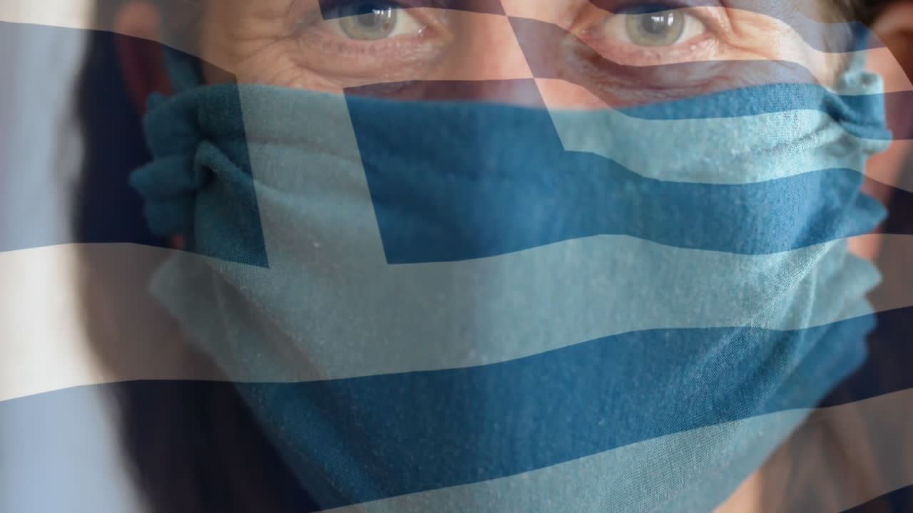 bandera griega ondeando contra una mujer con máscara facial