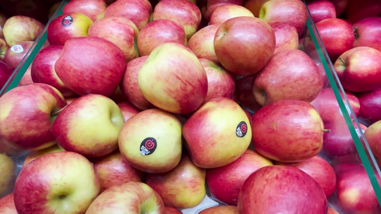 Manzanas Rojas Frescas Exhibidas en un Contenedor de Supermercado.