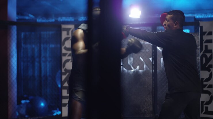 un giovane che si allena con il suo allenatore a una boxe