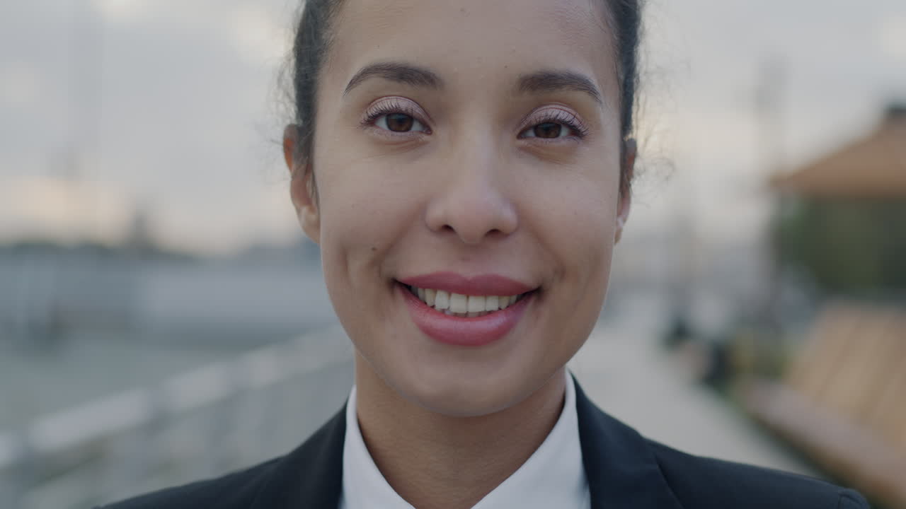 retrato de una mujer de negocios sonriente