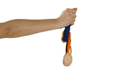 manos sosteniendo algunas medallas