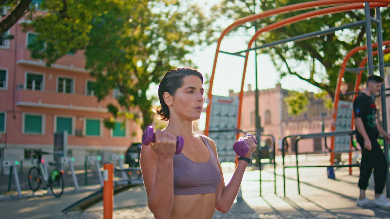 mujer en forma entrenando pesas con una pierna en cuclillas en el gimnasio de sunshine street