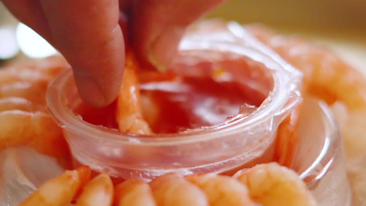 mariscos frescos camarones camarones sumergidos a mano en chile dulce salsa de inmersión tailandesa para comer durante la temporada de fiestas festivas 4k