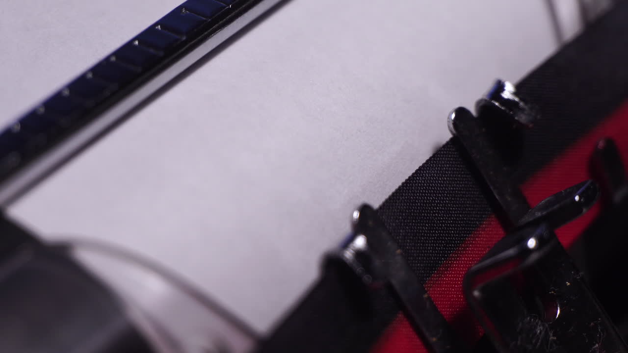 1931 год, печатаю на пустой белой бумаге на старинной пишущей машине, макро крупный план