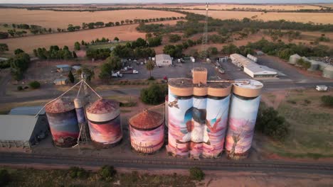 antena de silo de grano pintado de colores hacia el lago pan down sea, australia