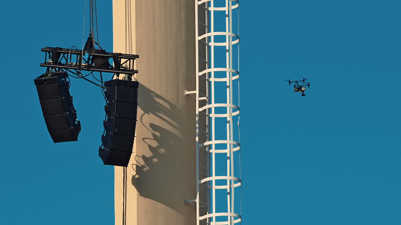 un dron comercial volando sobre un edificio durante un evento