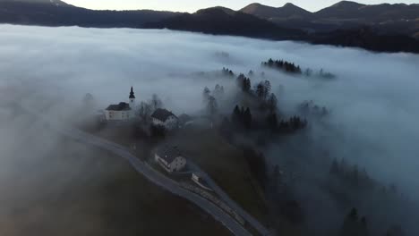 Drohnenaufnahmen-Eines-Bergdorfes-Im-Morgennebel