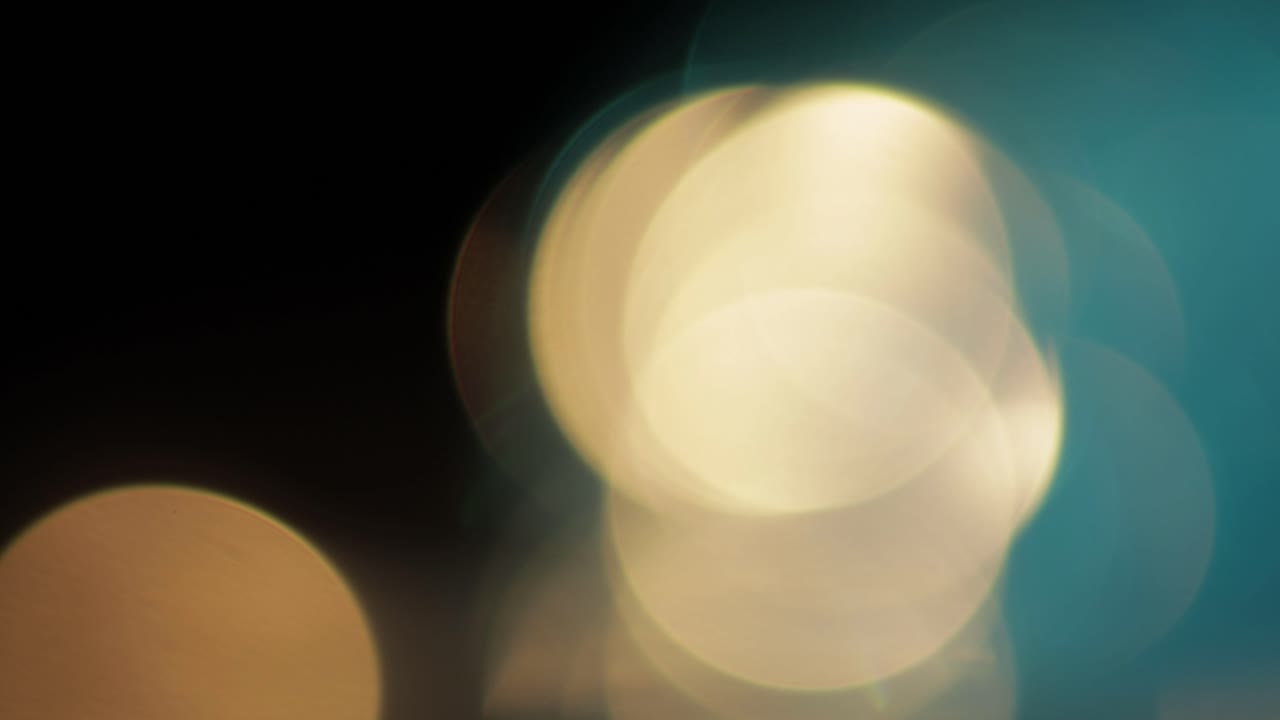 다채로운 빛은 검은 바탕에 4k 영상을 유출합니다. 스타일링 비디오, 전환, 보케 효과.