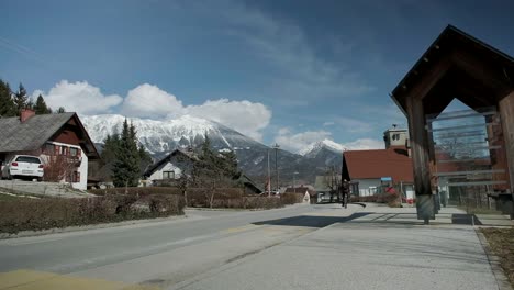 Mit-Dem-Fahrrad-Durch-Das-Dorf-Zazip-Mit-Den-Karawanken-Im-Hintergrund-Und-Dem-Berg-Stol