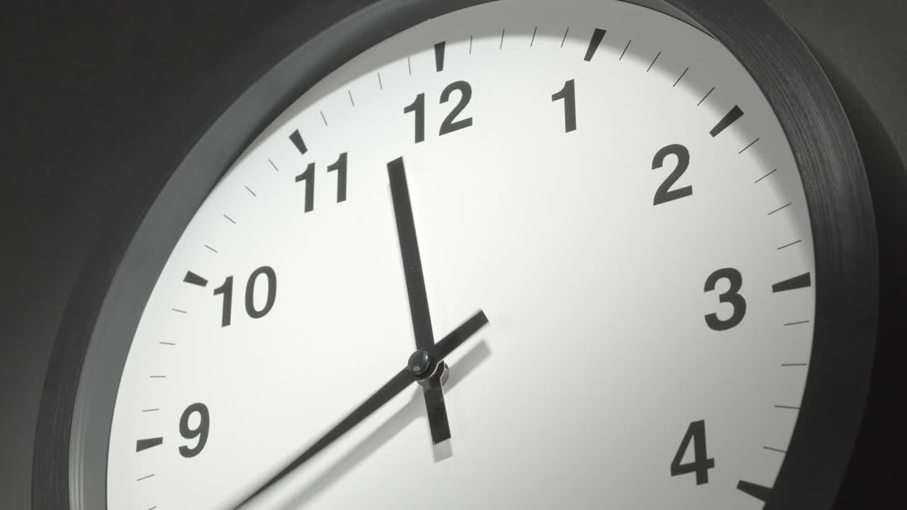 cara del reloj en el lapso de tiempo en la pared gris oscuro