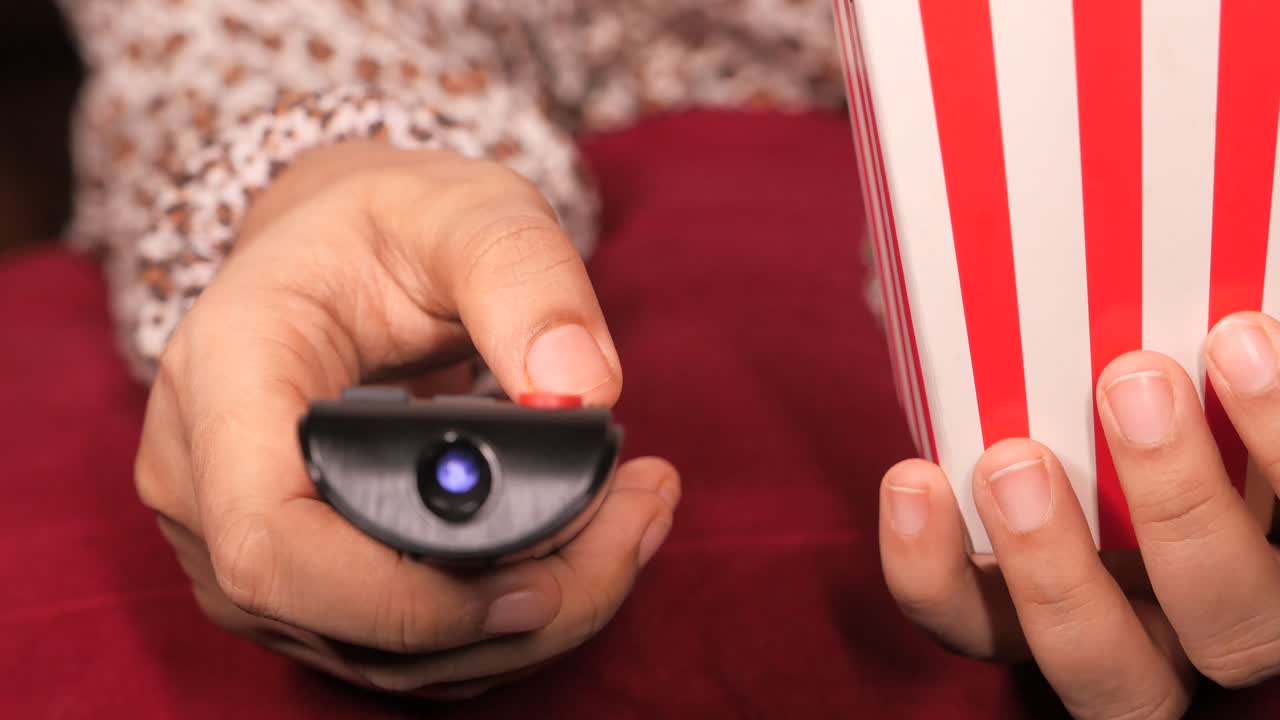 집에서 팝콘과 함께 영화를 보는 것