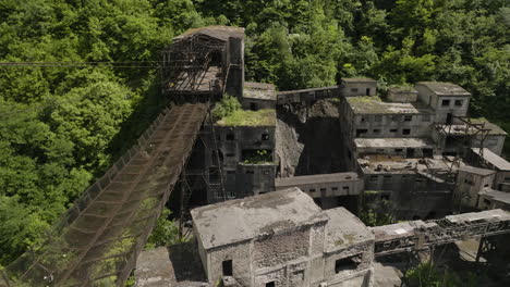 complejo minero industrial abandonado con teleférico oxidado en chiatura