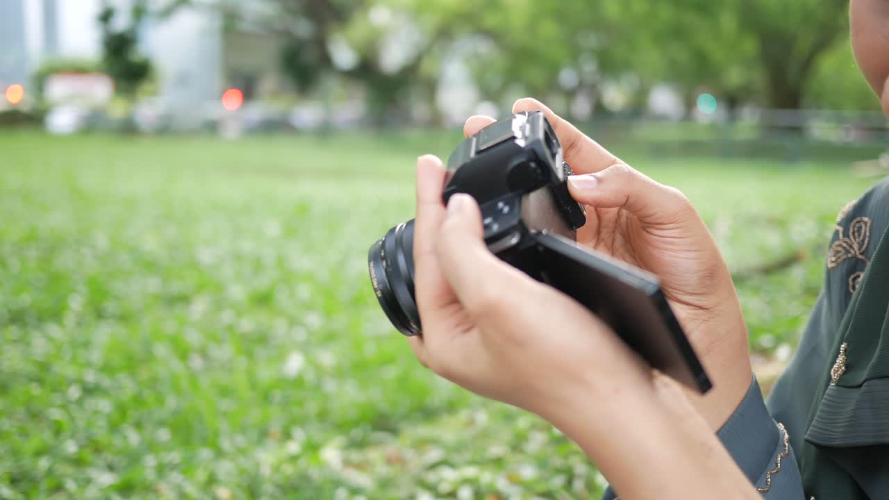 카메라에서 사진을 확인하는 여성 ,