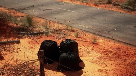 bolsas de basura en un camino desierto