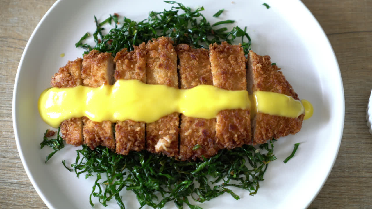 레몬 라임 소스와 함께 튀긴 닭 가슴살