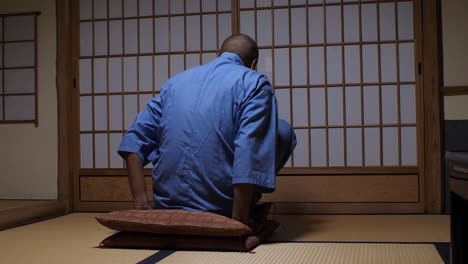 El-Hombre-Está-Tomando-La-Posición-De-Medio-Loto-Zazen,-Adoptando-Una-Postura-Serena-De-Meditación-Para-La-Contemplación-Interior-Y-La-Tranquilidad.