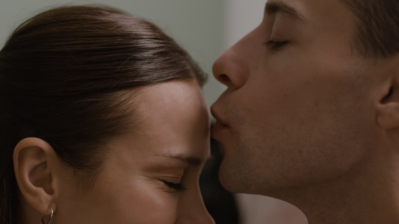 Um casal a beijar-se