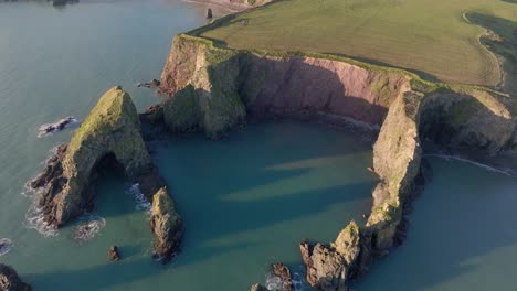 panorama-drohne versteckte strände meer stapeln meer höhlen und noch meere kupferküste waterford irland