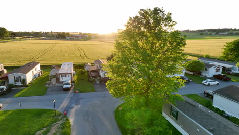 Parque-Americano-De-Casas-Móviles-Con-Puesta-De-Sol-Rural