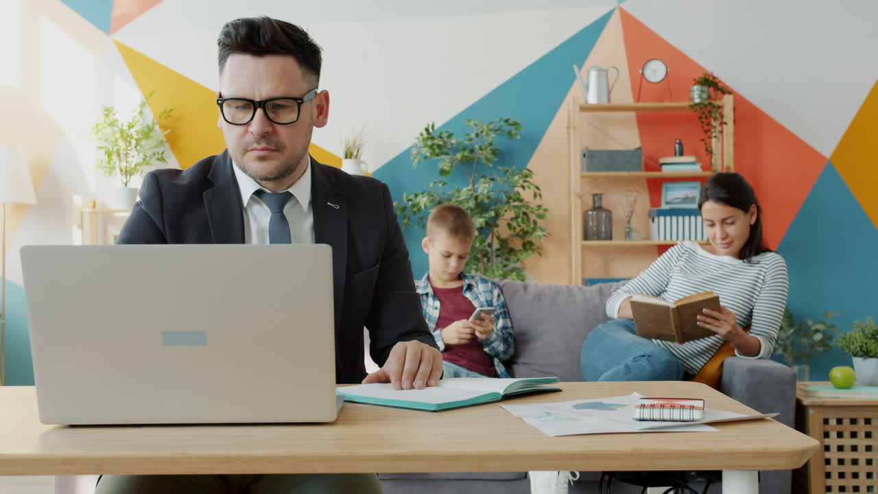 familia que trabaja desde casa