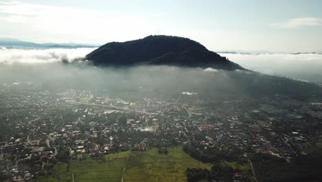 Panorámica-Aérea-De-La-Ciudad-De-Berapit-Sobre-La-Fina-Niebla-En-Malasia,-Sudeste-Asiático.