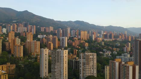 Rückwärts-Drohnenaufnahme-Zeigt-Erstaunliche-Skyline-In-Medellin,-Kolumbien