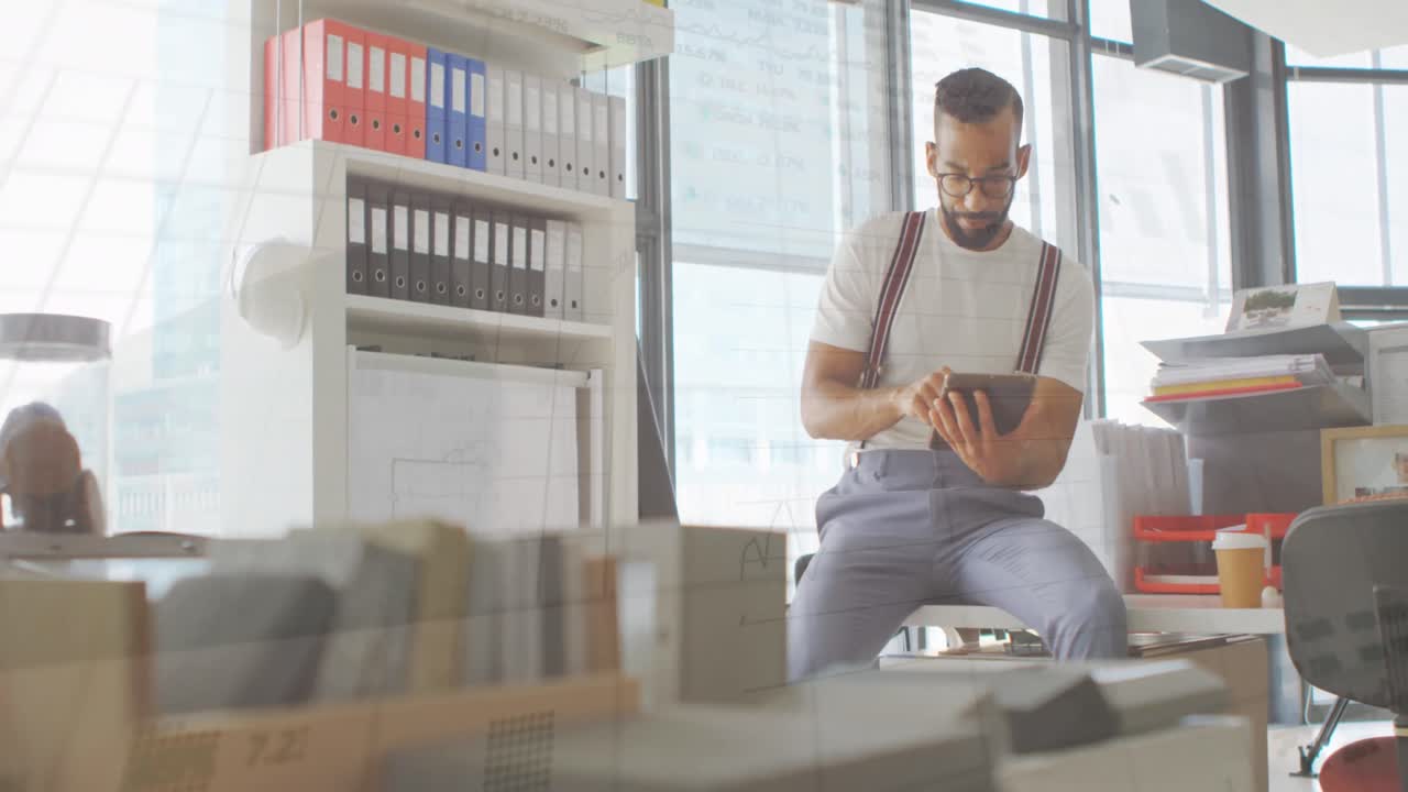 Animazione di elaborazione dati finanziari su uomo d'affari birazziale con tablet in ufficio.