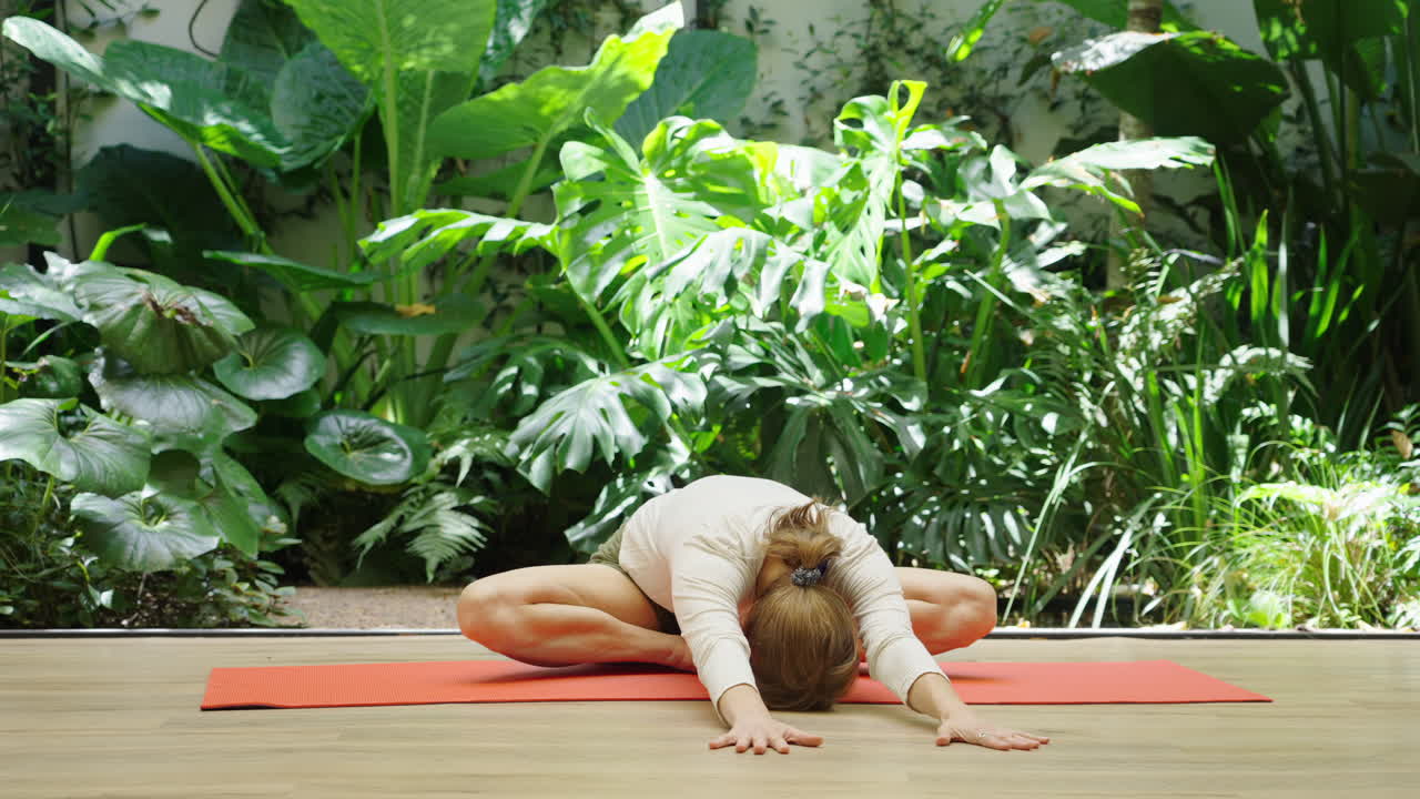 Mulher Praticando Postura do Ângulo Amarrado no Yoga com Flexão para Frente