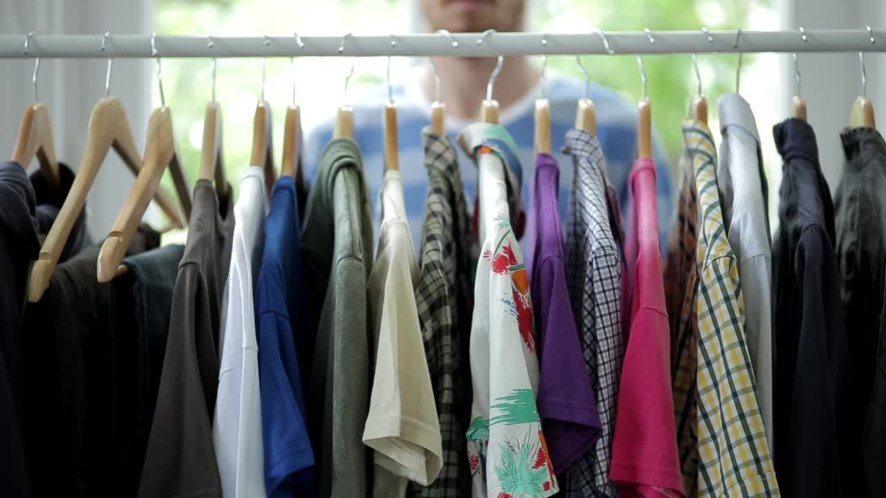 제한된 의류 옷장에서 빠른 셔츠 패션 선택