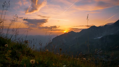 Lapso-De-Tiempo-Al-Atardecer,-Nubes-Dramáticas-Y-Hermosos-Paisajes-Y-Montañas