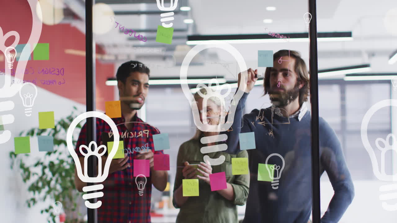 animación de iconos de medios sobre diversas personas de negocios sonriendo y tomando notas en la pared de vidrio