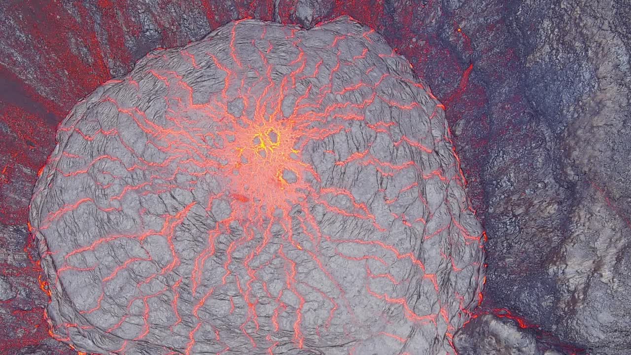 아이슬란드의 reykjanes 반도에 있는 활화산 분화구 fagradalsfjall 화산의 드론 공중 하향식 전망