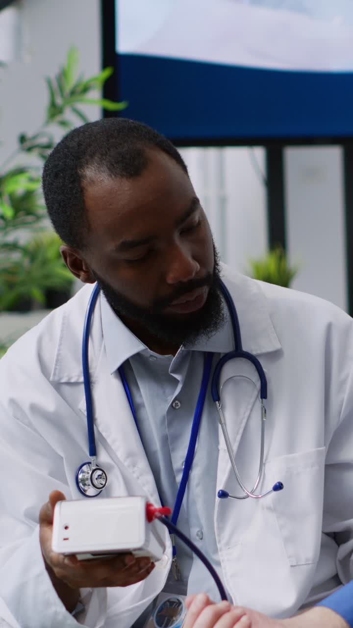 Vertical video: Doctor measuring insulin and glucose level