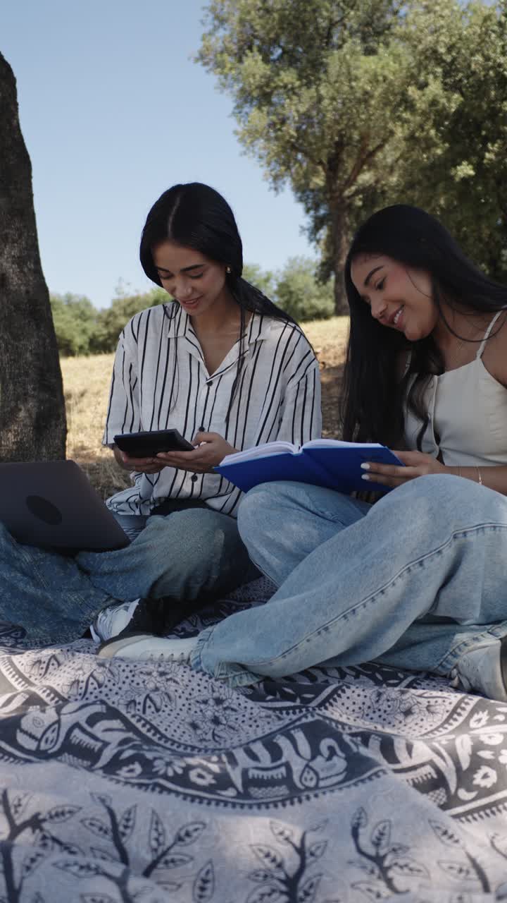 Dos mujeres estudiando en el parque