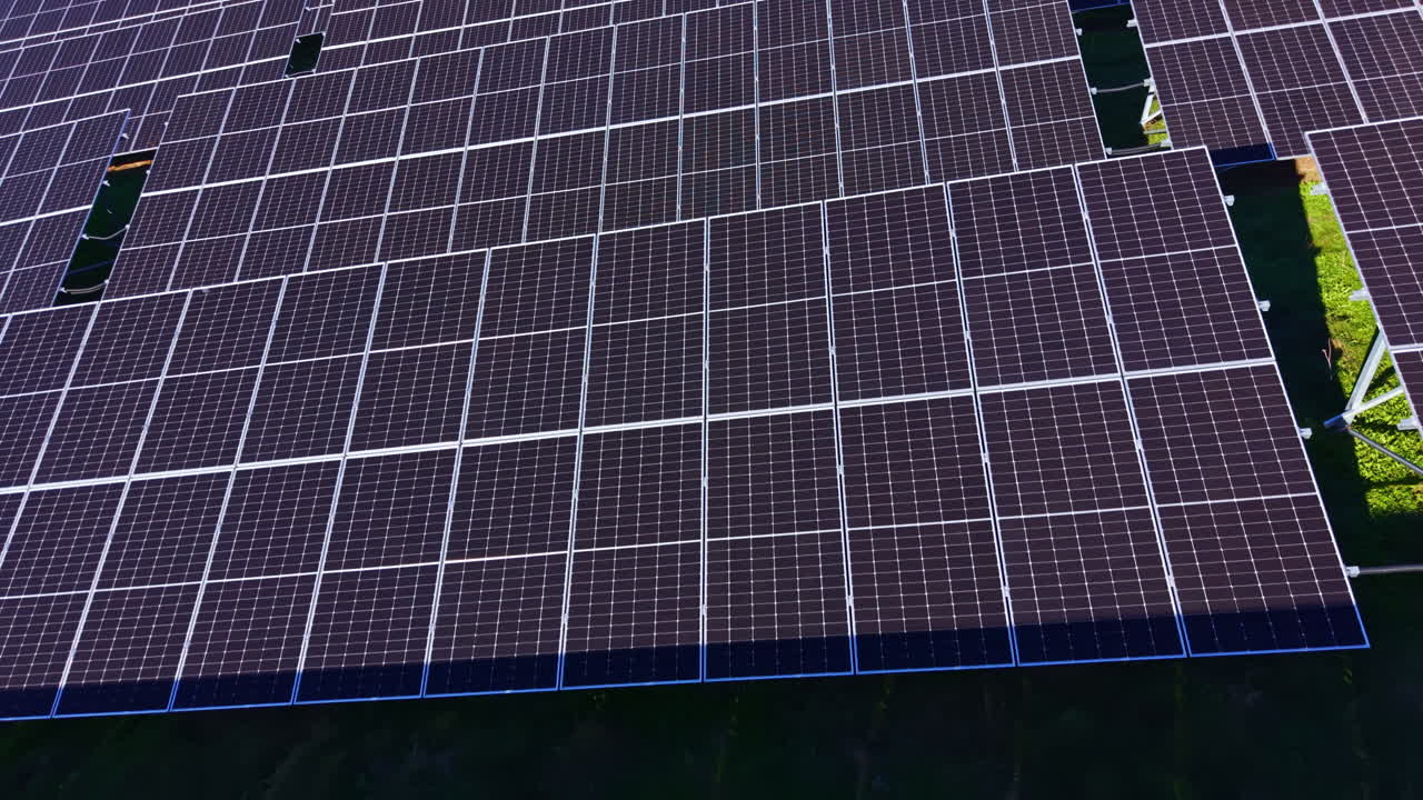 I pannelli solari a terra catturano la luce del sole per la produzione di energia in un campo di energia rinnovabile.