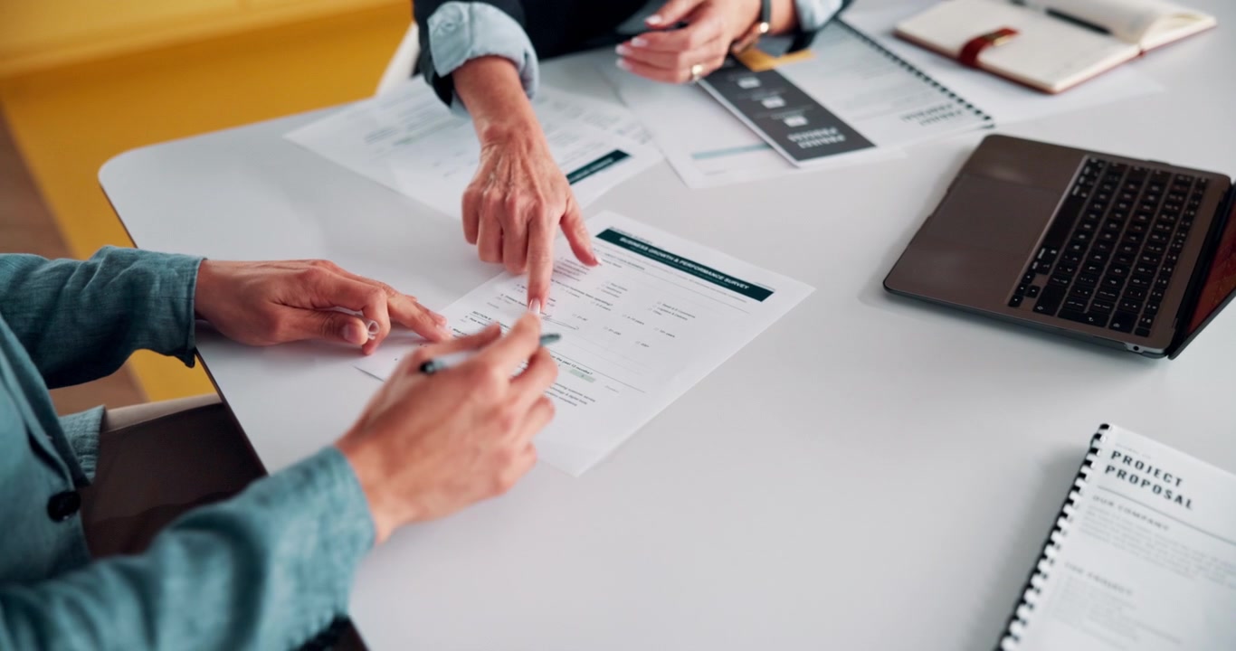 Professionisti aziendali che esaminano il report delle performance in una riunione in ufficio