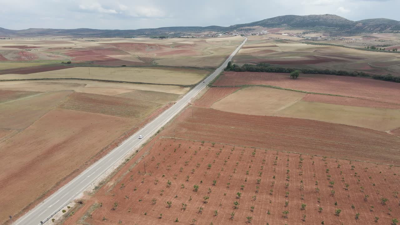 광활 한 들판 을 가로질러 어 있는 긴 도로 의 공중 사진
