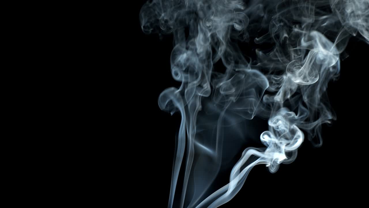 un chorro de humo sobre un fondo negro.