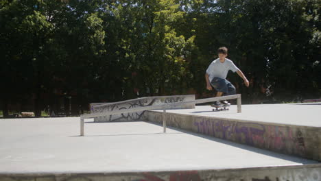 biały chłopiec robiący sztuczkę w skateparku.