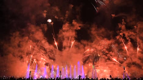 4k: impresionante flyboard led y espectáculo de fuegos artificiales 2023 en el paseo marítimo al majaz de sharjah, emiratos árabes unidos