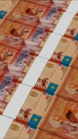 video vertical de billetes de 5.000 tenge de kazajstán impresos por una imprenta de dinero