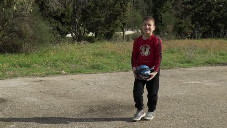 Imágenes-De-Un-Niño-Caucásico,-Haciendo-Ejercicios-De-Baloncesto,-Durante-El-Bloqueo-Del-Coronavirus,-En-Los-Campos-De-La-Montaña-Parnitha,-Atenas,-Grecia-120fps