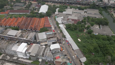 Verkehr-Zur-Hauptverkehrszeit-Und-Seitenstraßen-In-Batavia,-Nordjakarta,-Indonesien,-Drohnenüberflug