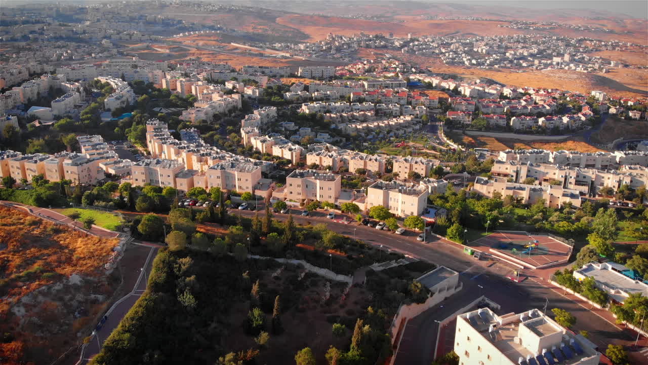 Edifici del quartiere ebraico con parco giochi per bambini, vista aerea