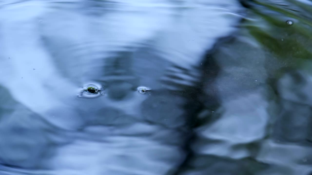gotas de lluvia cayendo en el agua