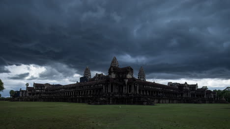 Angkor-Wat-Durante-La-Temporada-De-Lluvias-Con-Un-Dramático-Frente-De-Tormenta-Que-Pasa-Por-Encima-De-La-Cabeza