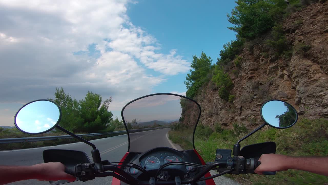 montando una motocicleta en la montaña penteli en grecia
